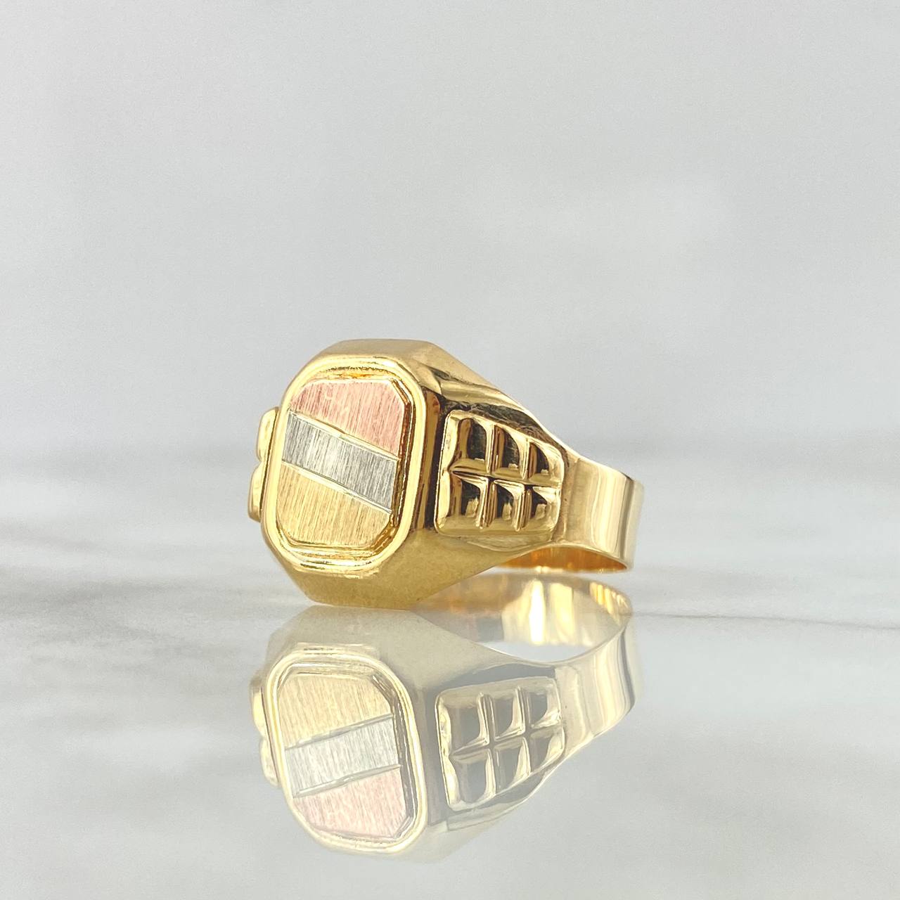 Anillo Sello Rectangulo Con Marco 4.65gr / T7 3/4 / Texturizado Tres Oros 18K