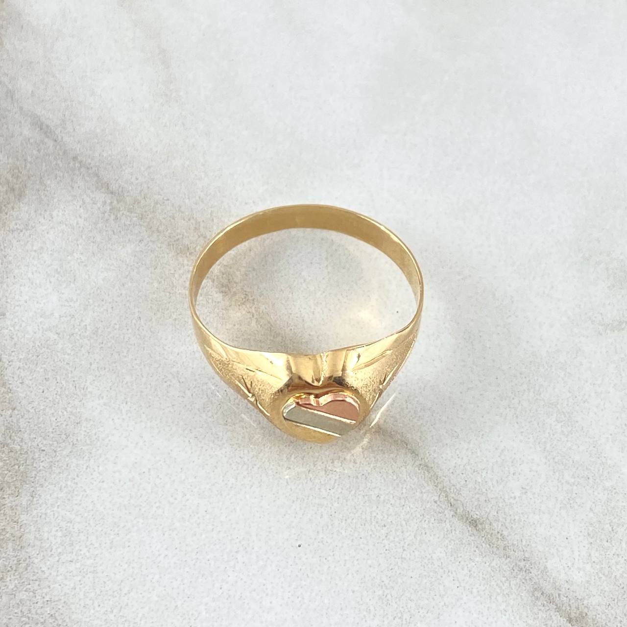 Anillo Sello Corazón Estrellado 1.75gr / T5 3/4 / Texturizado Tres Oros 18K