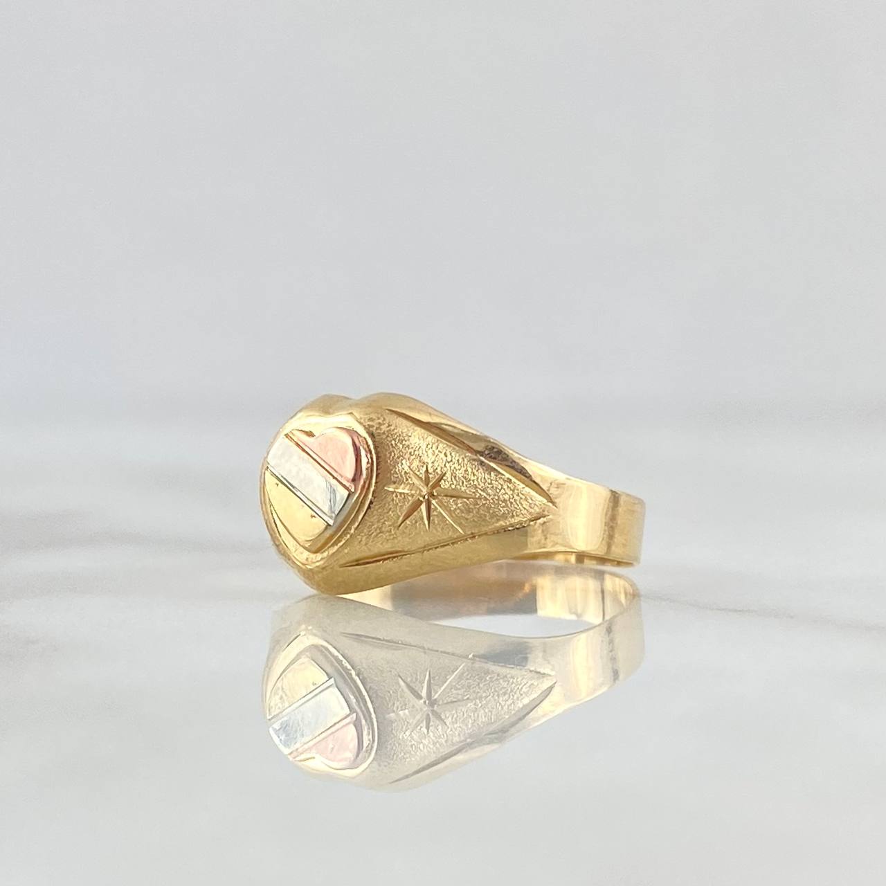 Anillo Sello Corazón Estrellado 1.75gr / T5 3/4 / Texturizado Tres Oros 18K