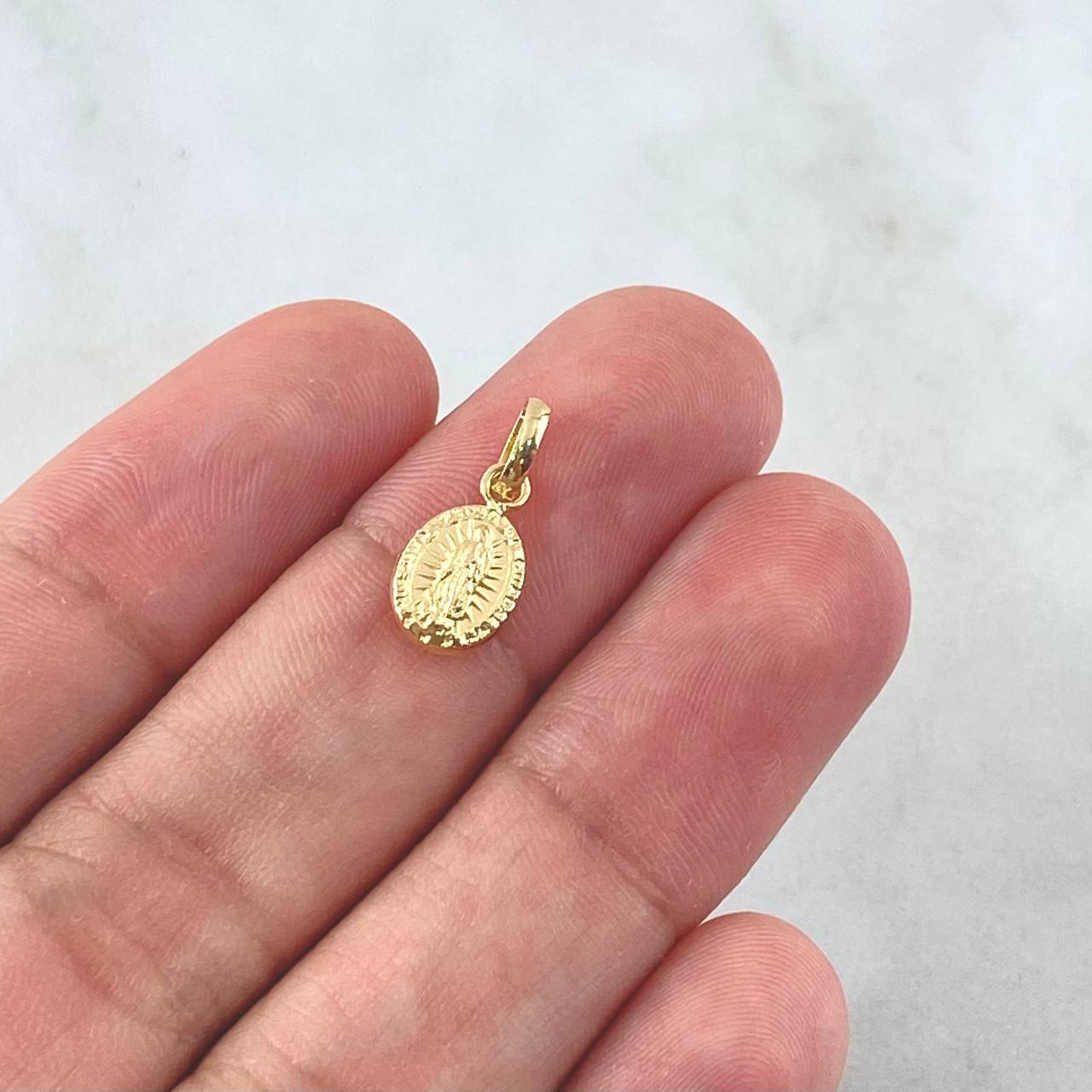 (revision)Dije Virgen Guadalupe 0.4gr / 1.6cm / Ovalo Troquelado Oro Amarillo 18K
