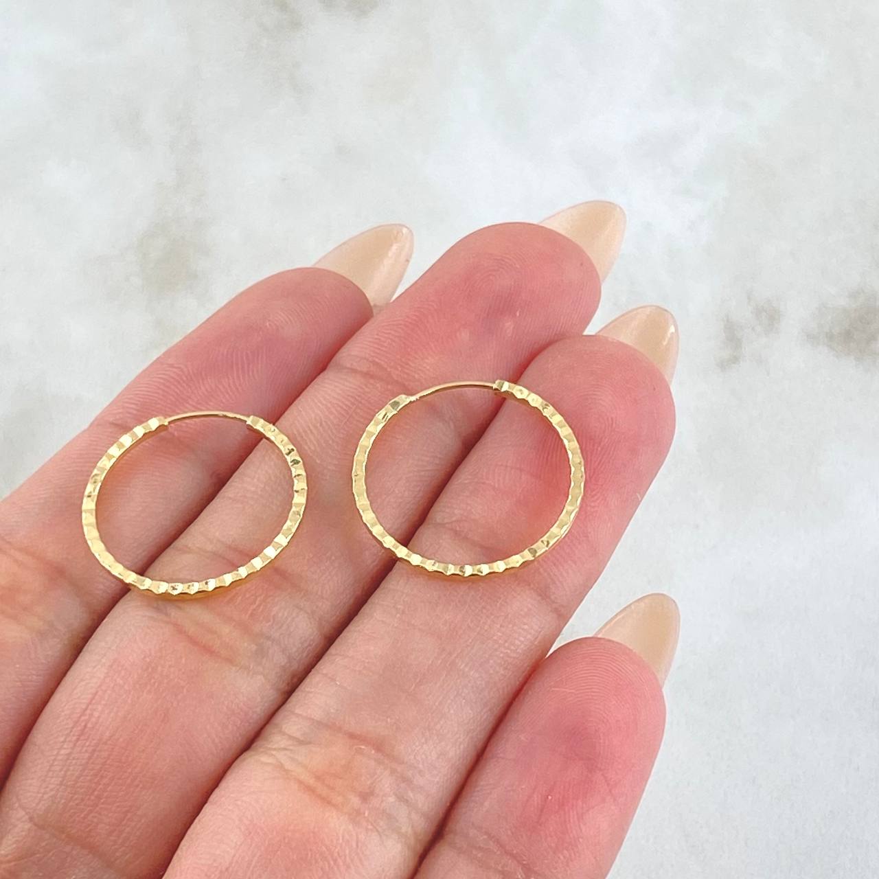 Candongas Aro Rayado 0.7gr / 1.6cm / Oro Amarillo 18K