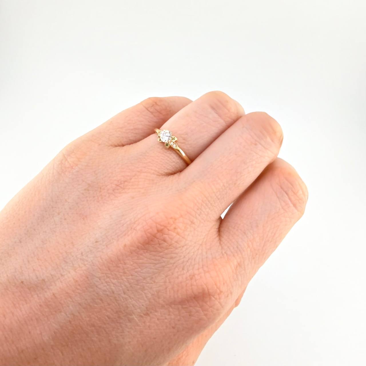 Anillo Flor Centellana 2.1 g / T7 1/4 Oro Amarillo 18K