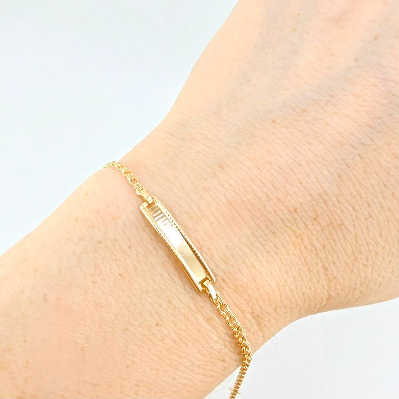 Pulso Bebé Aro Seguido Placa Rectangular Bordeada 1.25 g / 15 - 13.5 cm / 2.3 mm Oro Amarillo 18K