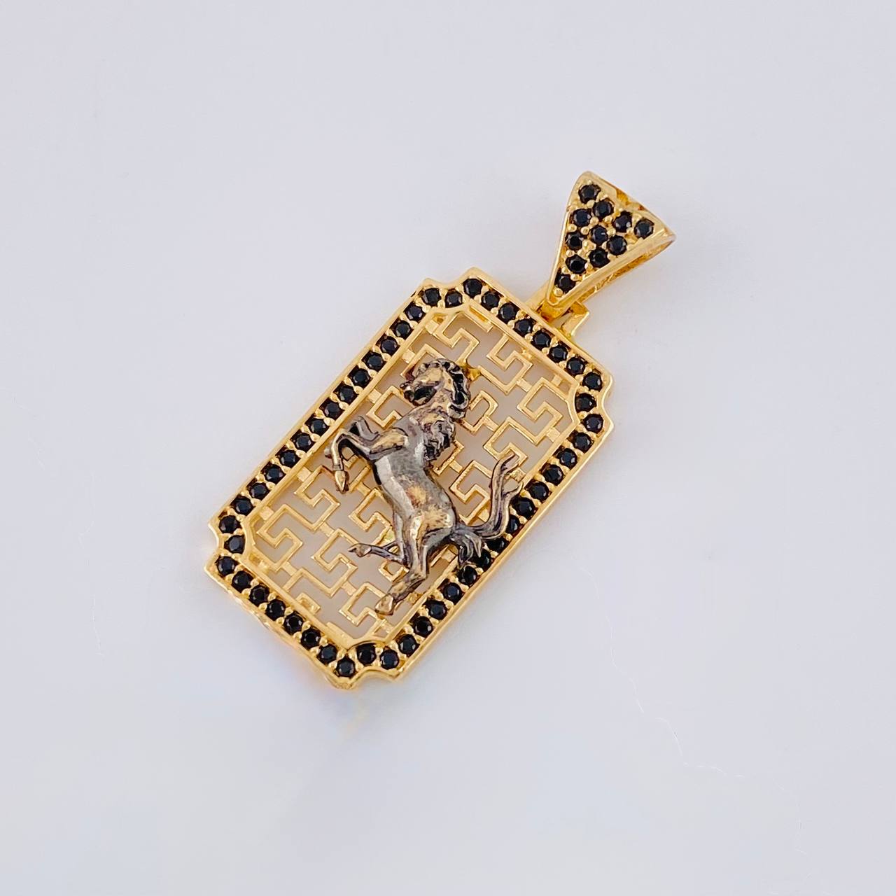 Dije Placa Caballo Filigrama 3.05 g / 3 cm Dos Oros Negro Amarillo 18K