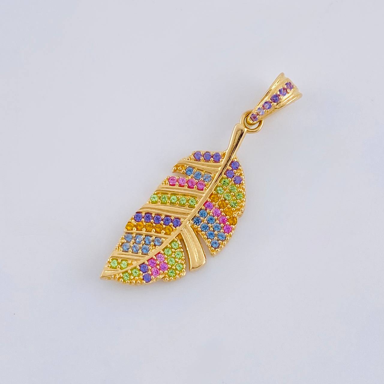 Dije Pluma Multicolor 2.4 g / 3.5 cm Oro Amarillo 18K