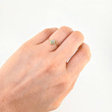 Anillo Trebol Linea Invertida 1.1 g / T6 Oro Amarillo 18K