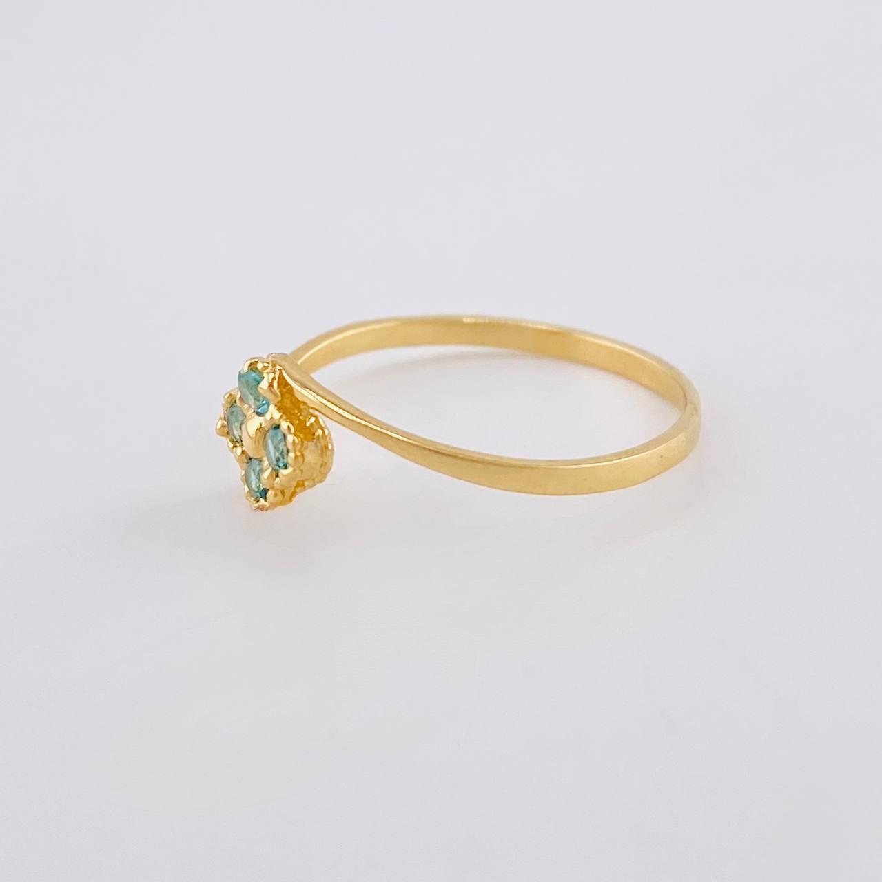 Anillo Trebol Linea Invertida 1.1 g / T6 Oro Amarillo 18K