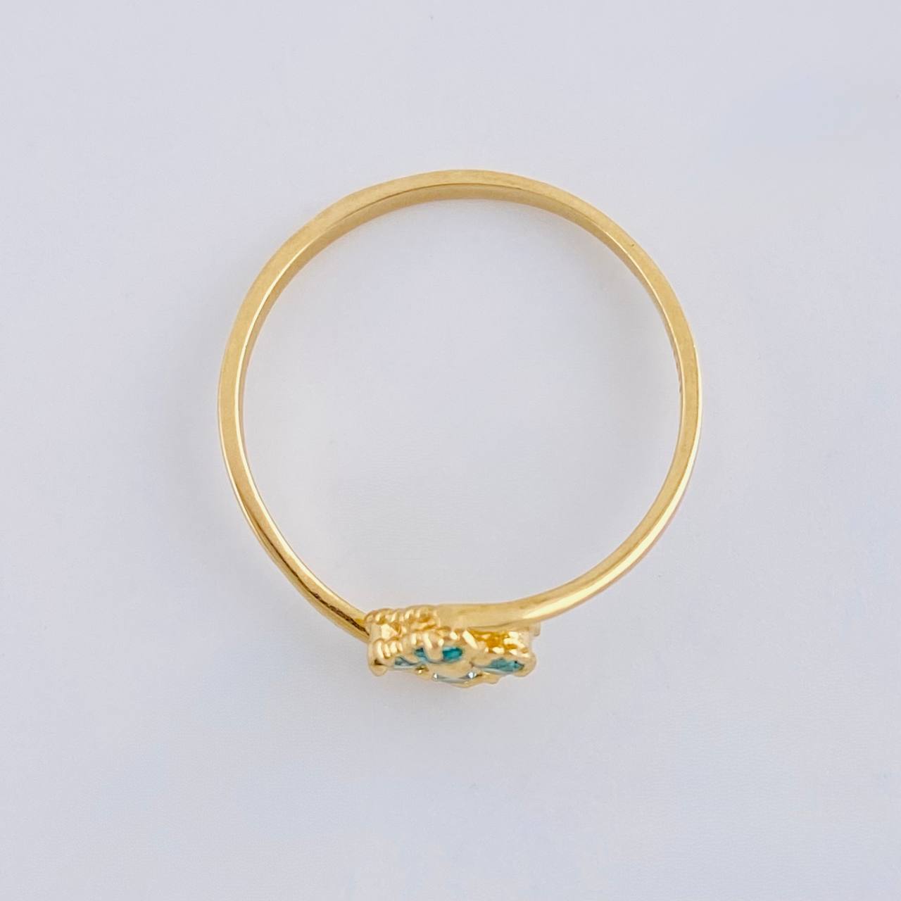Anillo Trebol Linea Invertida 1.1 g / T6 Oro Amarillo 18K