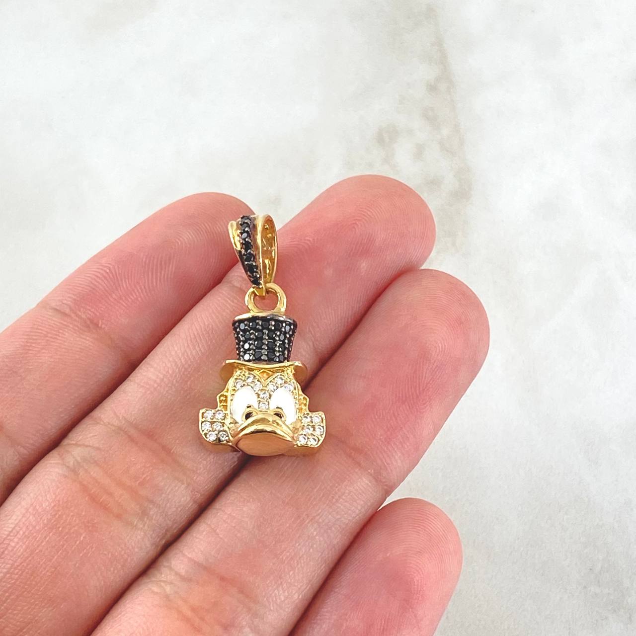 Dije Cara Pato Dinero 4.7gr / 2.5cm / Circones Blancos Negros Oro Amarillo 18K *