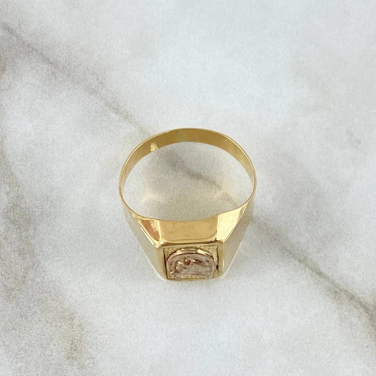 Anillo Sello Herradura Caballo 3.4gr / T8 3/4 / Rectangulo Texturizado Dos Oros Amarillo Blanco 18K
