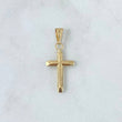 Dije Cruz Puntas Planas 0.6gr / 3cm / Lisa Troquelada - Cargador Bordeado Oro Amarillo 18K ©