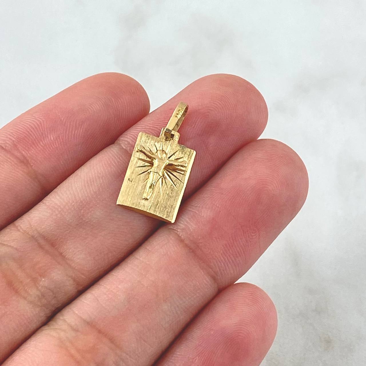 Dije Placa Cristo 1.05gr / 2cm / Oro 18K ©