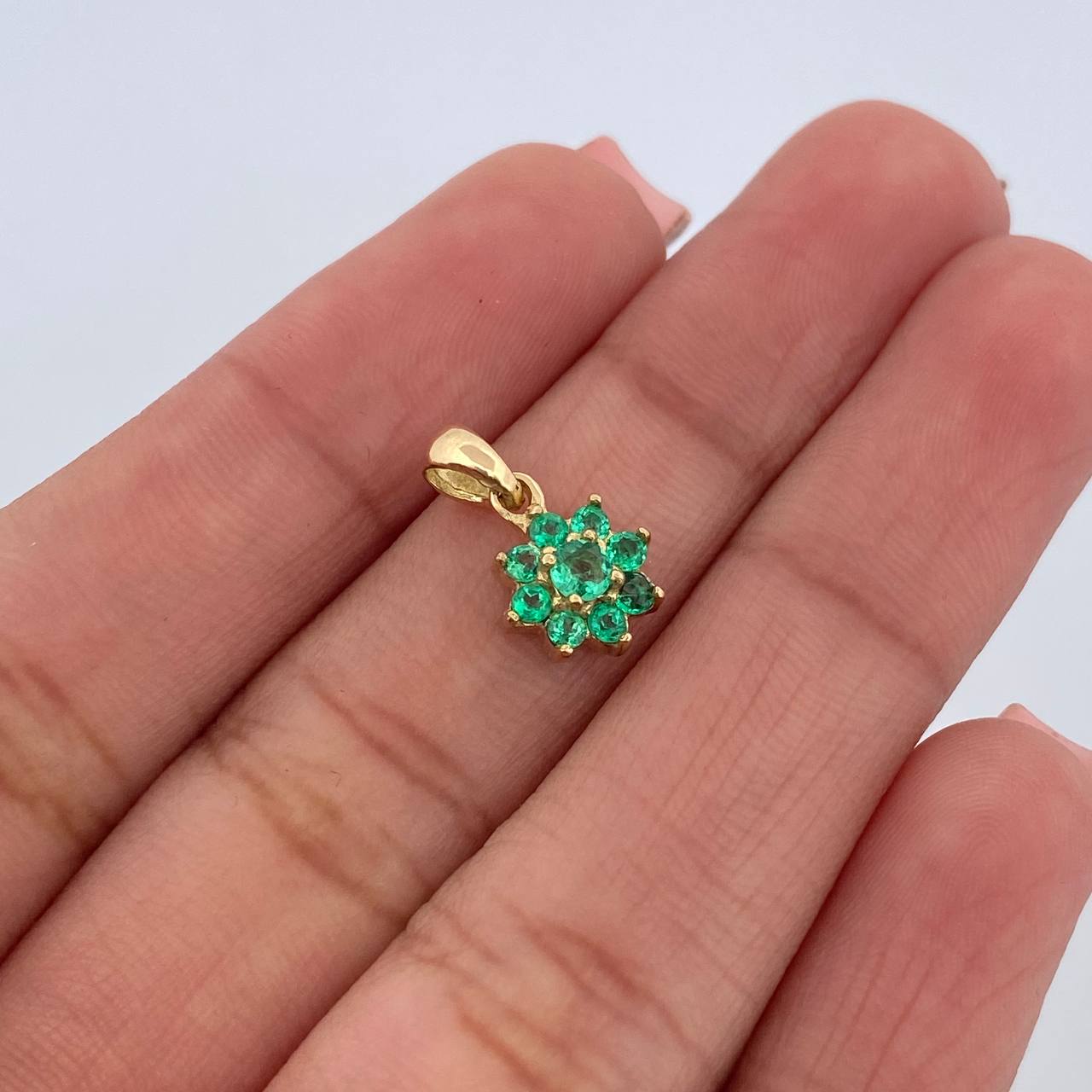 Dije Flor 0.9gr / 1.3cm / Esmeraldas 20 Pts Oro Amarillo 18K (Joya) &