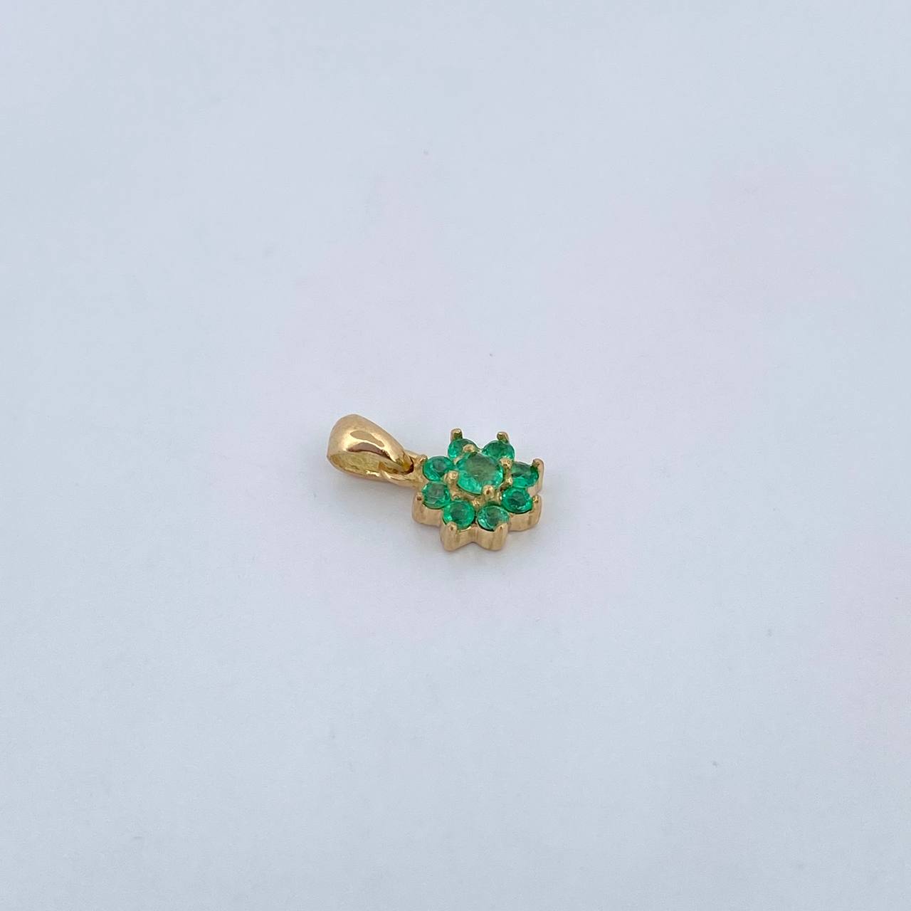 Dije Flor 0.9gr / 1.3cm / Esmeraldas 20 Pts Oro Amarillo 18K (Joya) &