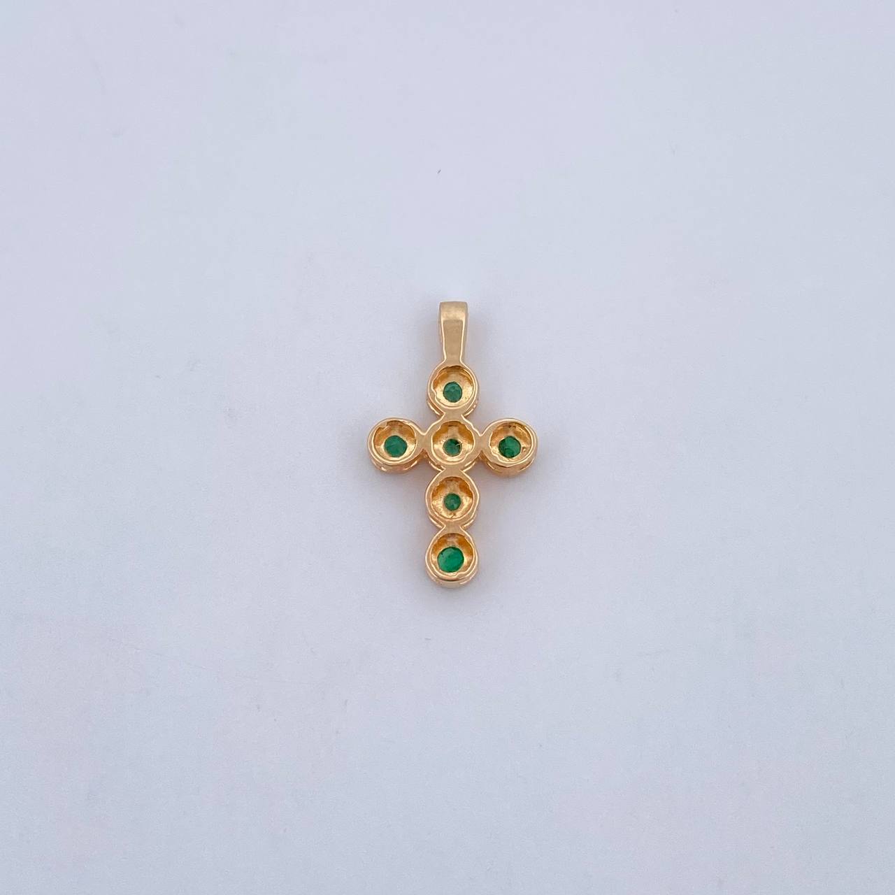 Dije Cruz Tupida 0.85gr / 1.7cm / Esmeraldas 12 Pts Oro Amarillo 18K (Joya) &