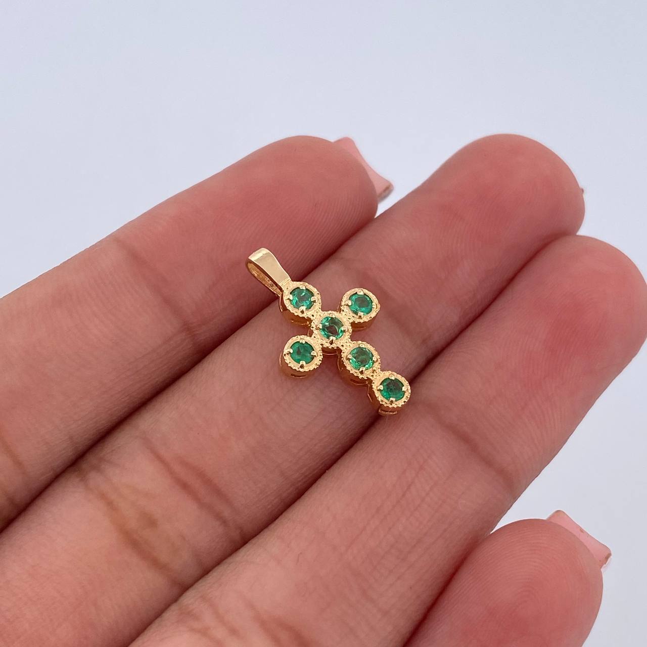 Dije Cruz Tupida 1.2gr / 1.8cm / Esmeraldas 12 Pts Oro Amarillo 18K (Joya) &