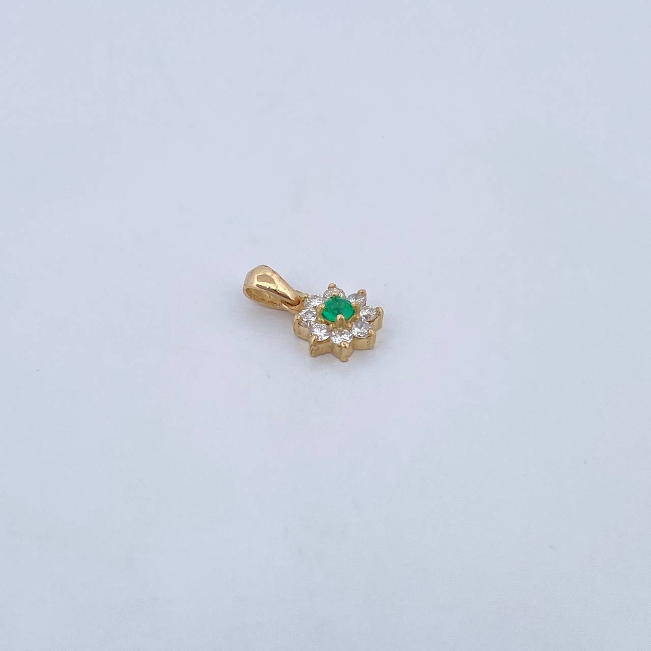 Dije Flor 0.8gr / 1.3cm / Esmeralda 8 Pts Diamantes 12 Pts Oro Amarillo 18K (Joya) &