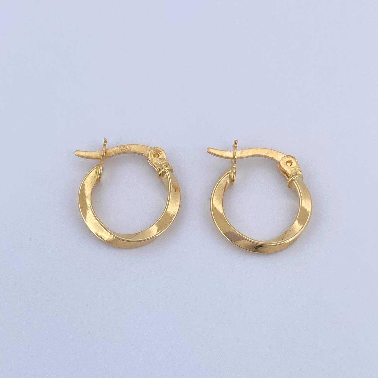 Candongas Kari 1.05gr / 1.6cm / Entorchadas Oro Amarillo 18K &