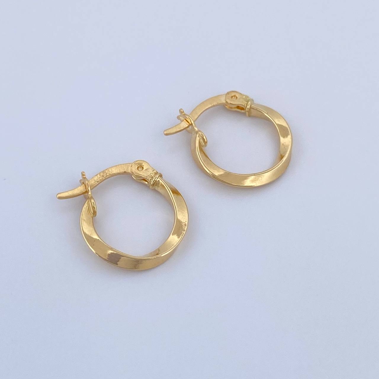 Candongas Kari 1.05gr / 1.6cm / Entorchadas Oro Amarillo 18K &