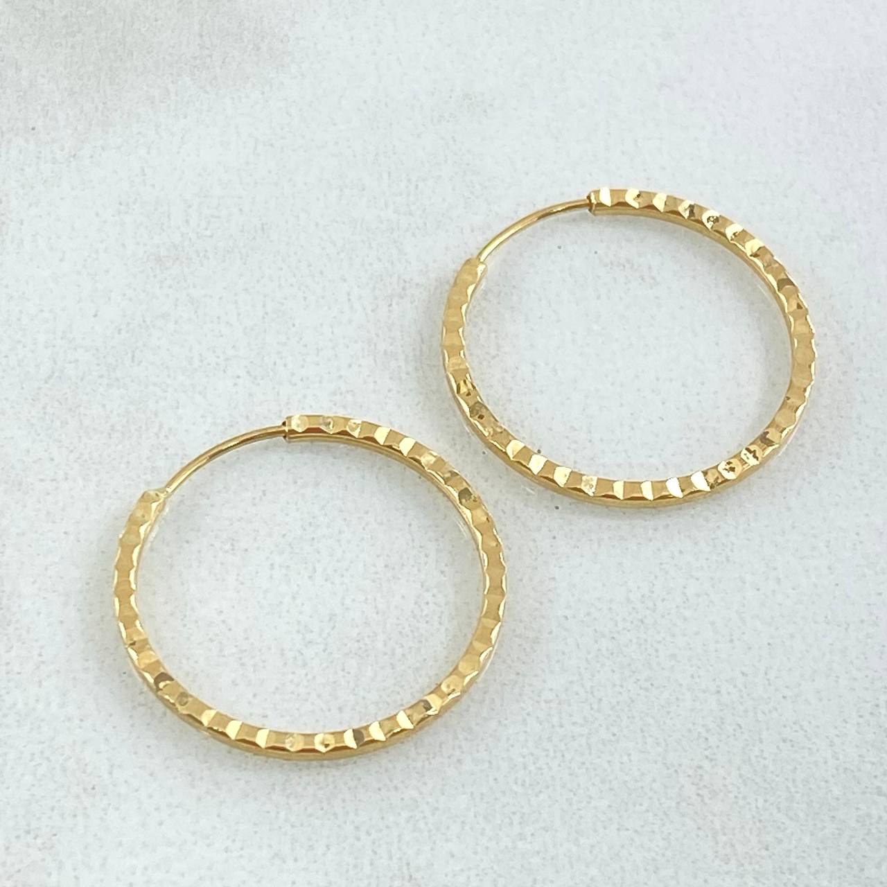 Candongas Aro Rayado 0.7gr / 1.6cm / Oro Amarillo 18K