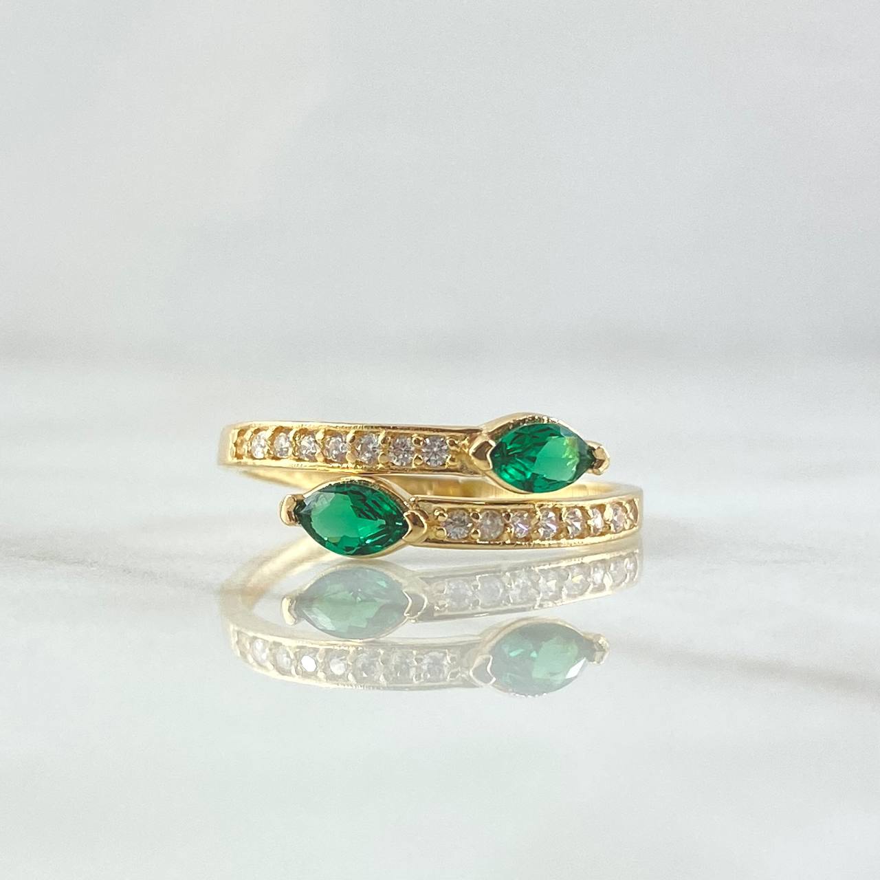 Anillo Abrazo Doble Punta 1.85gr / T7 1/2 / Circones Blancos Verdes Oro Amarillo 18K ©
