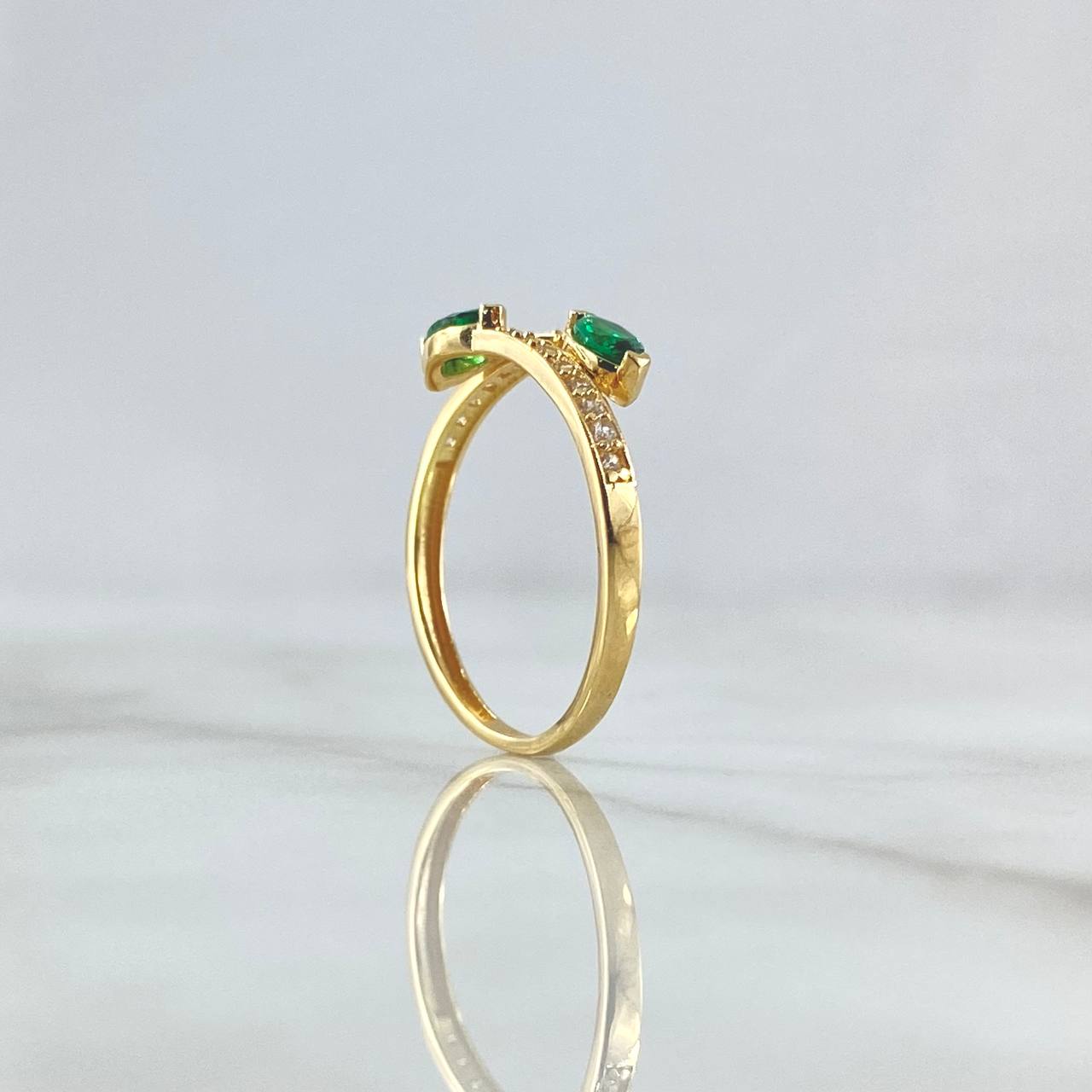 Anillo Abrazo Doble Punta 1.85gr / T7 1/2 / Circones Blancos Verdes Oro Amarillo 18K ©