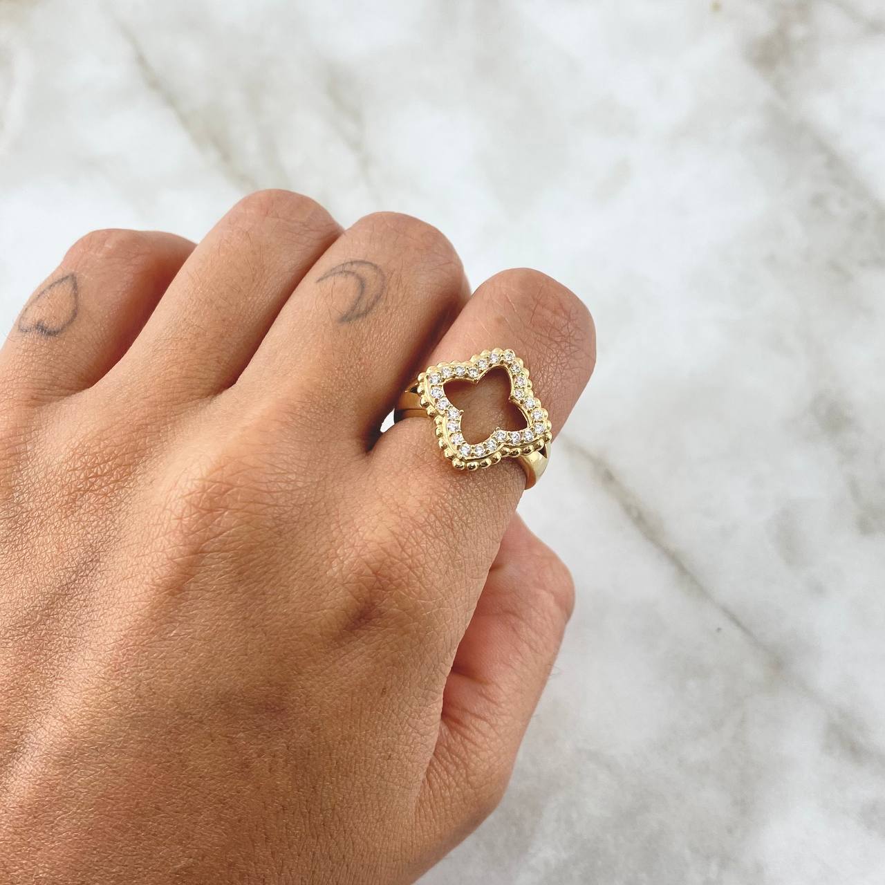 Anillo Flor Cuatro Petalos Puntiagudos 5.5gr / T6 3/4 / Circones Blancos Oro Amarillo 18K