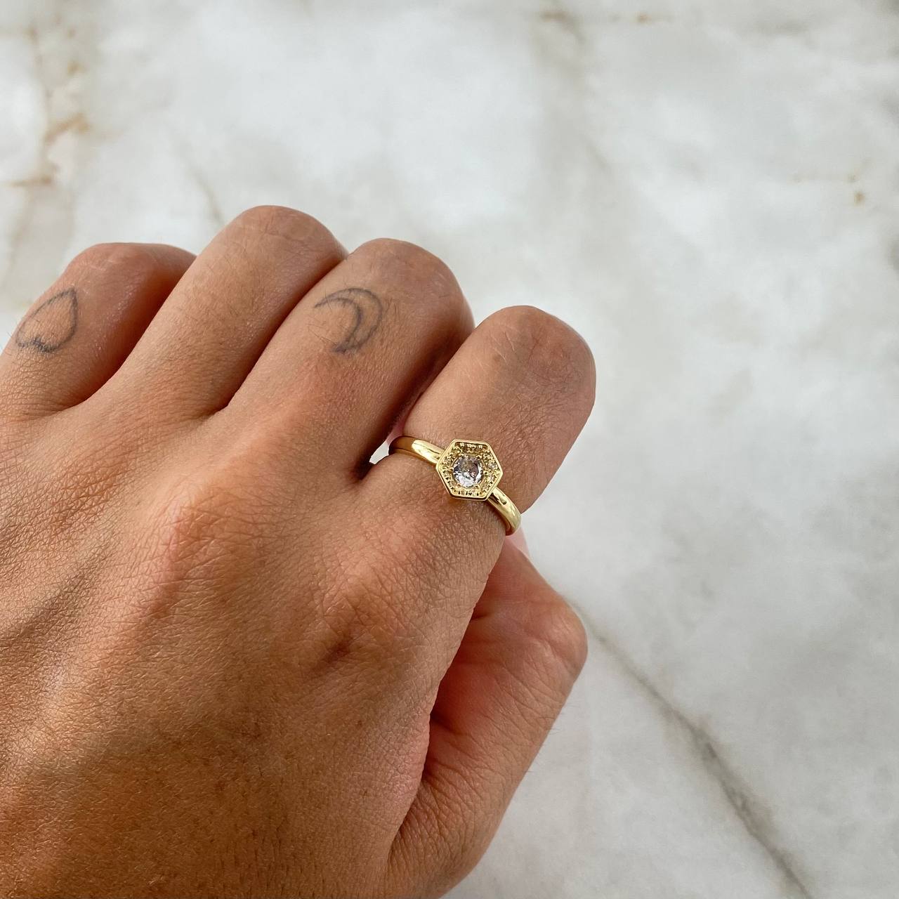 Anillo Solitario Halo Exagonal 2gr / T6 3/4 / Circones Blancos Oro Amarillo 18K