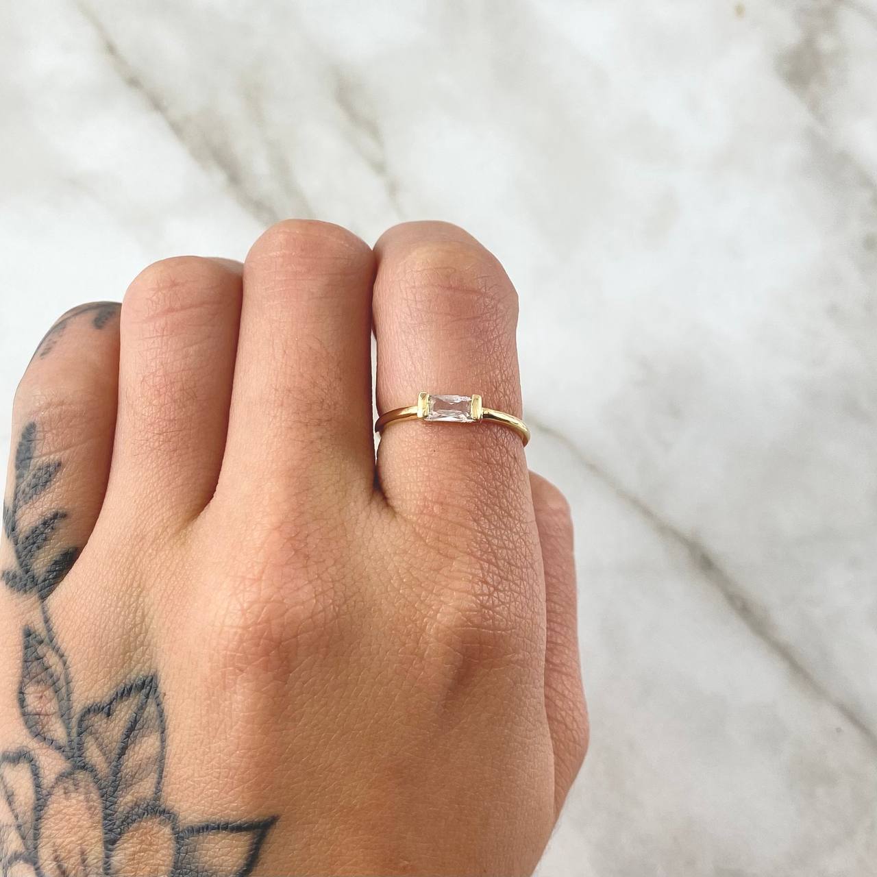 Anillo Solitario Rectangulo Central 1.3gr / T5 3/4 / Circon Blanco Oro Amarillo 18K
