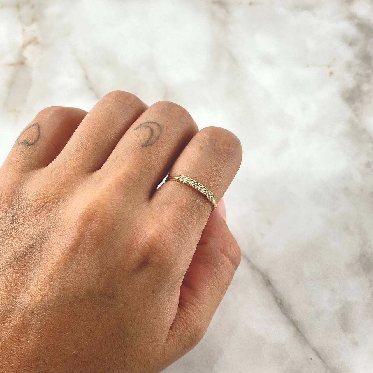 Anillo Mini Carril 1gr / T7 / Circones Blancos Oro Amarillo 18K