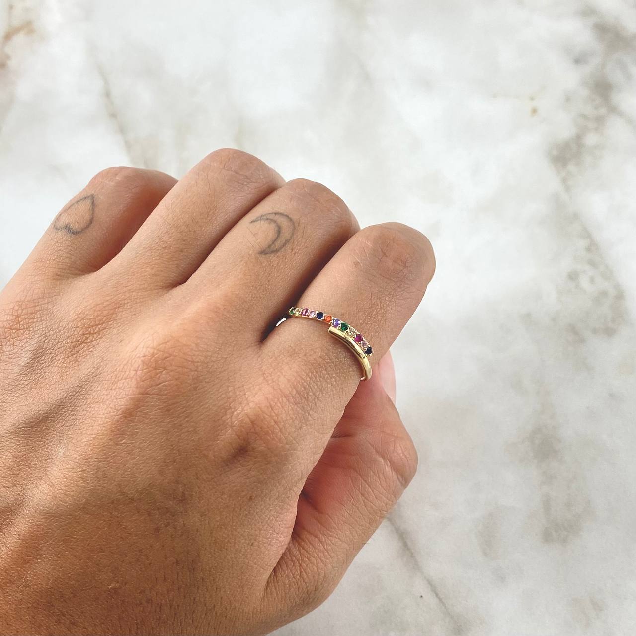 Anillo Lineas Onduladas 2gr / T7 1/4 / Circones Multicolor Oro Amarillo 18K