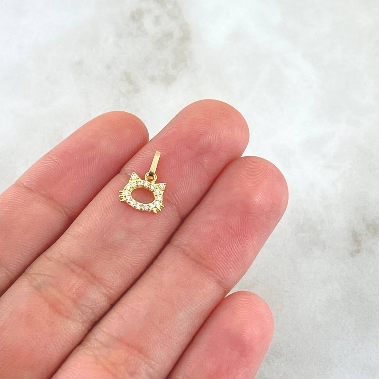 Dije Cara de Gato Silueta 0.35gr / 1.2cm / Circones Blancos Oro Amarillo 18K