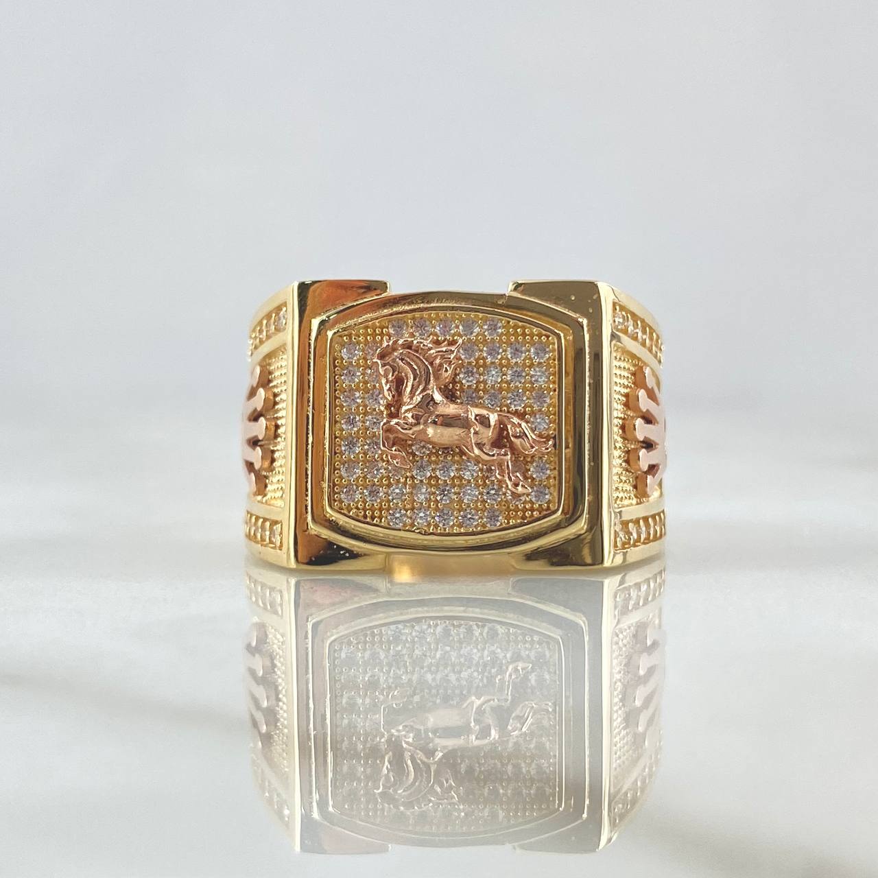 Anillo Sello Cuadrado Caballo Corona 11.45gr / T10 1/2 / Circones Blancos Texturizado Dos Oros Amarillo Rosa 18K