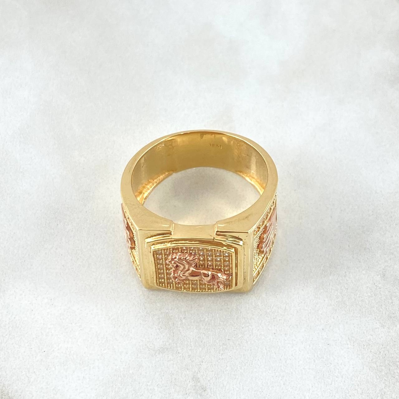 Anillo Sello Cuadrado Caballo Corona 11.45gr / T10 1/2 / Circones Blancos Texturizado Dos Oros Amarillo Rosa 18K