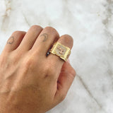 Anillo Sello Cuadrado Caballo Corona 11.45gr / T10 1/2 / Circones Blancos Texturizado Dos Oros Amarillo Rosa 18K