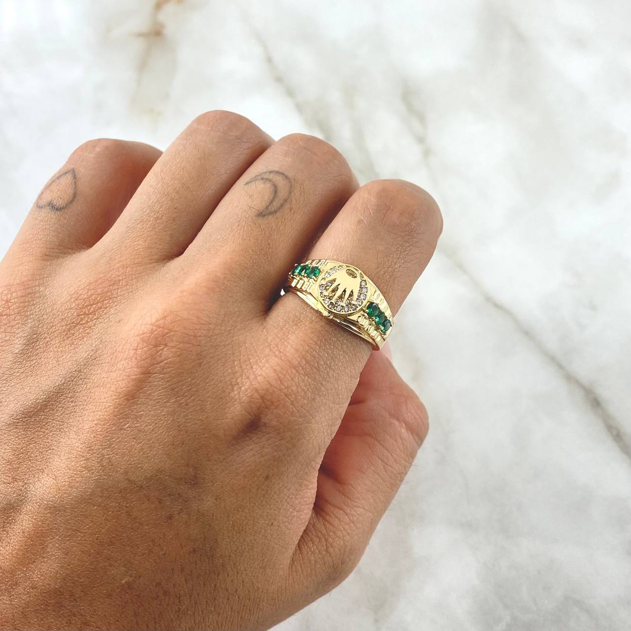 Anillo Corona Correa 6.1gr / T8 1/4 / Circones Blancos Verdes Oro Amarillo 18K