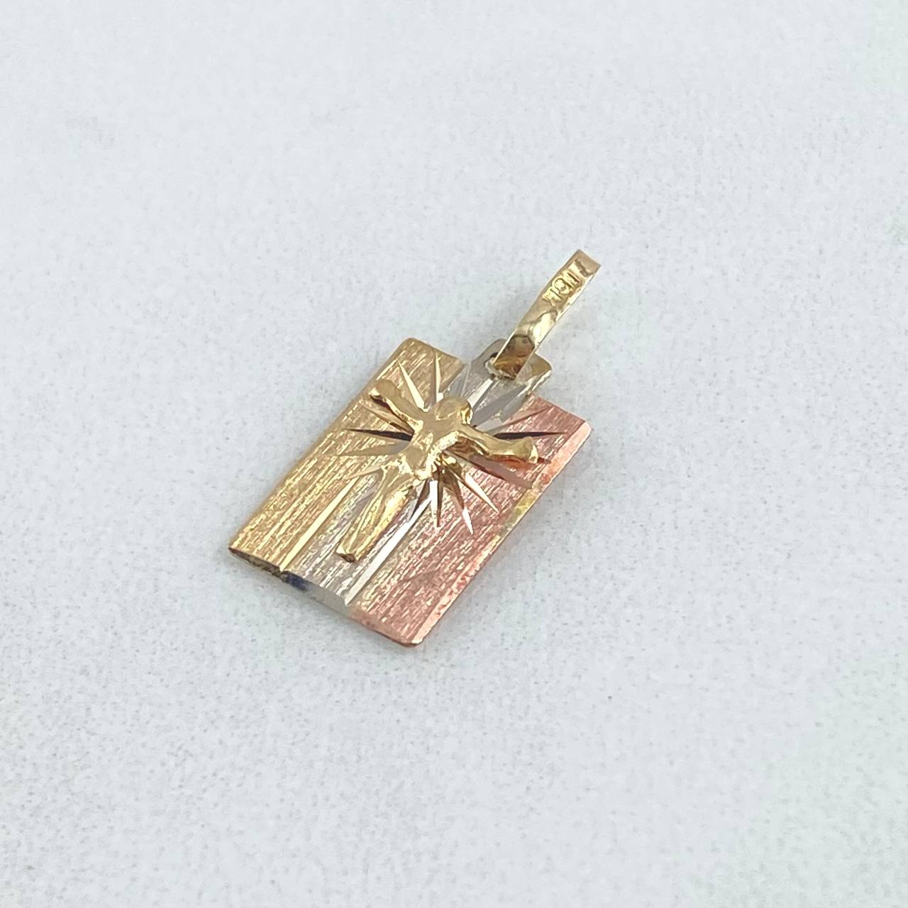 Dije Placa Cristo 0.95gr / 2cm / Oro 18K