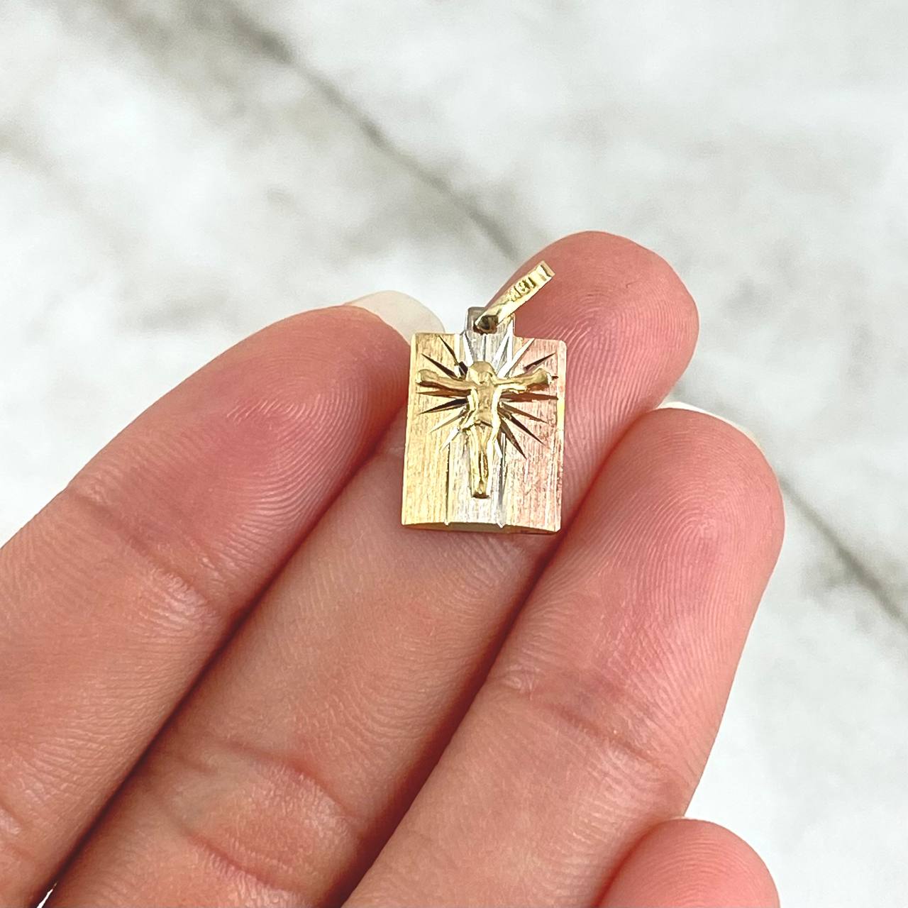 Dije Placa Cristo 0.9gr / 2cm / Oro 18K ©