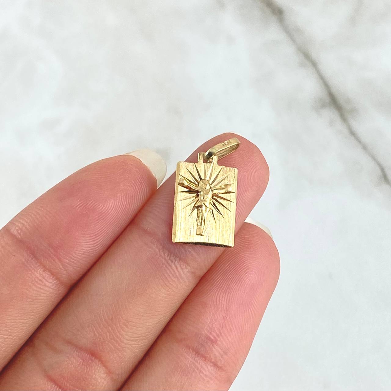Dije Placa Cristo 1.05gr / 1.8cm / Oro 18K
