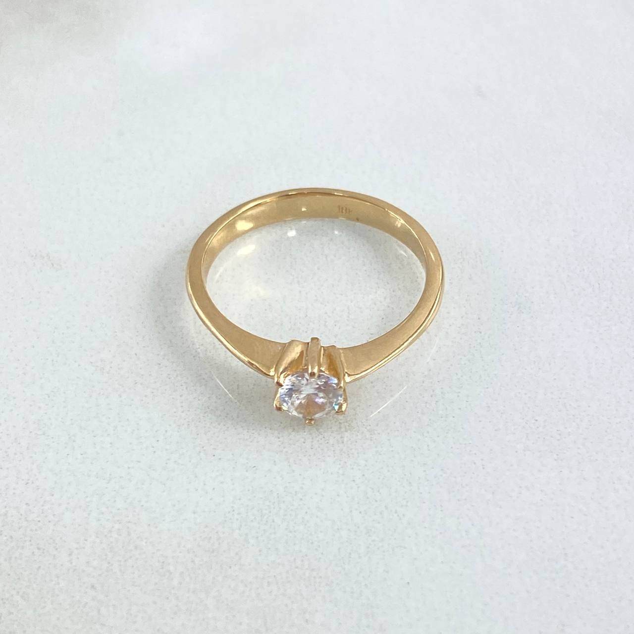 Anillo Solitario Liso Intermedio 1.35gr / T6 1/2 / Central Circon Blanco Oro Amarillo 18K ©