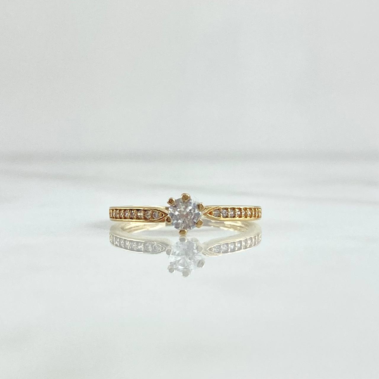 Anillo Solitario Delicado 1.85gr / T6 1/2 / Circones Blancos Oro Amarillo 18K ©