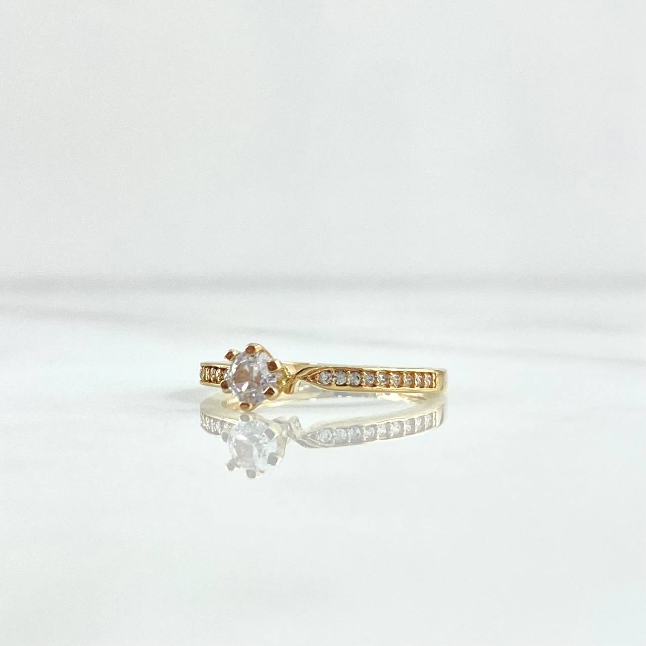 Anillo Solitario Delicado 1.85gr / T6 1/2 / Circones Blancos Oro Amarillo 18K ©