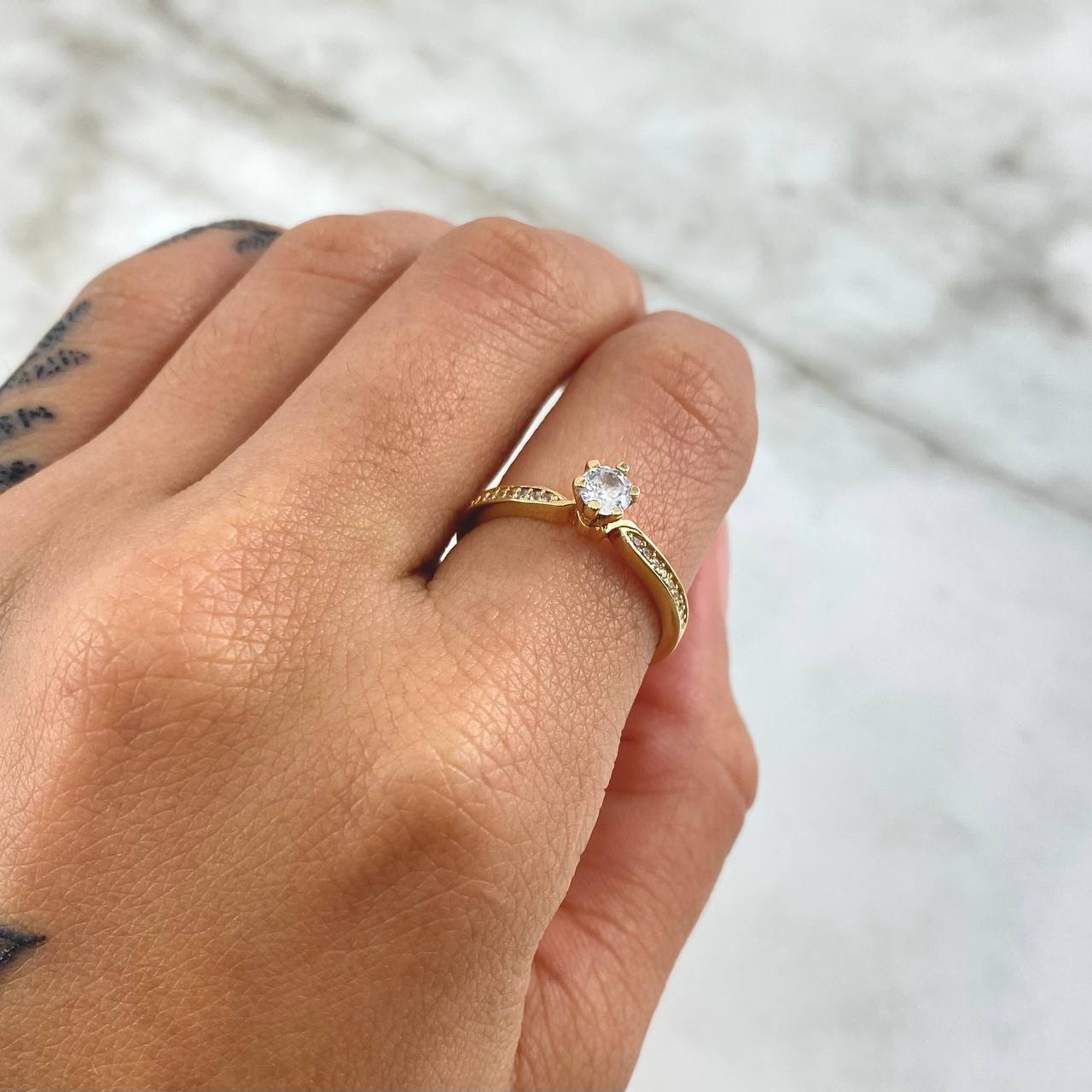 Anillo Solitario Delicado 1.85gr / T6 1/2 / Circones Blancos Oro Amarillo 18K ©
