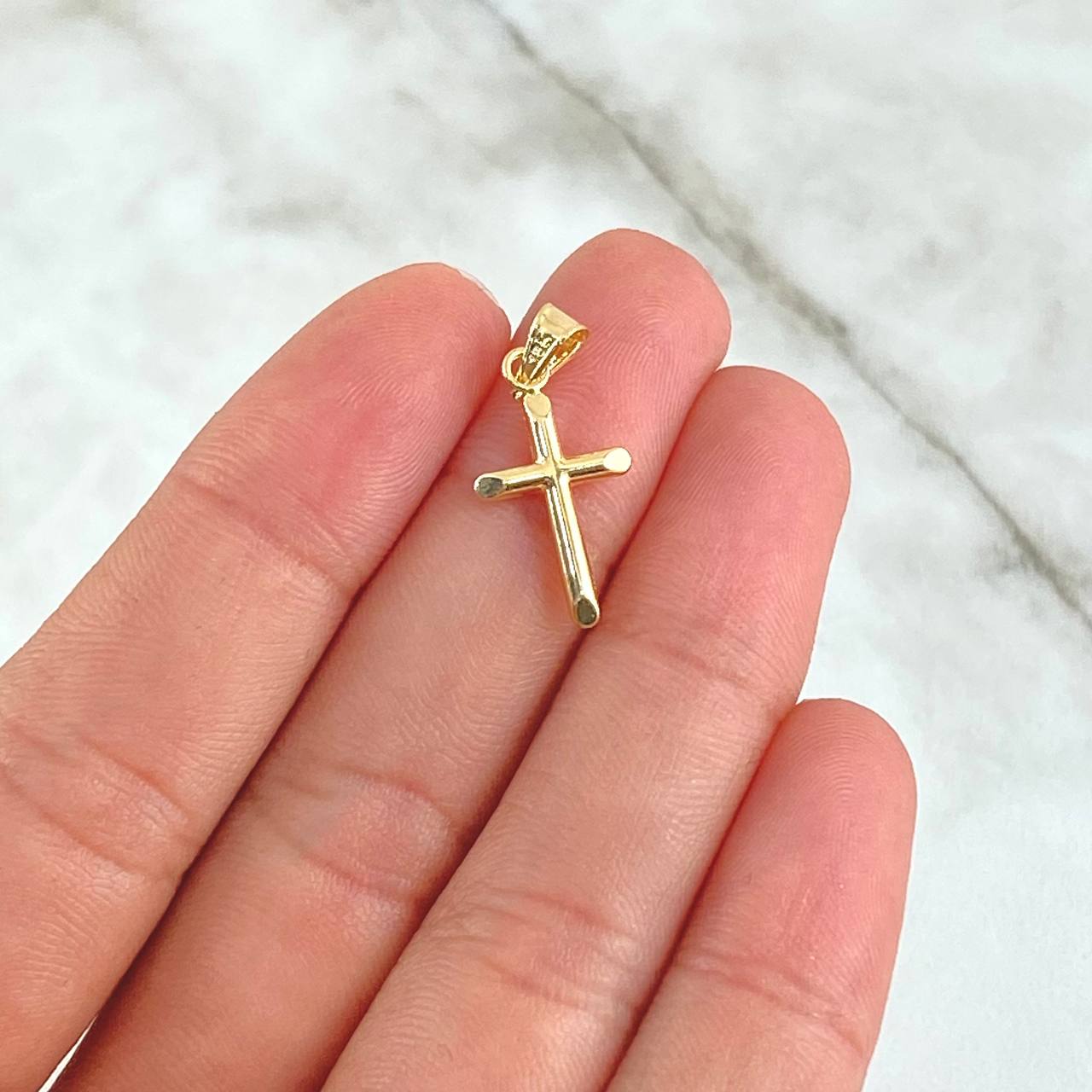Dije Cruz Baston 0.4gr / 2.3cm / Puntas Planas Oro Amarillo 18K ©