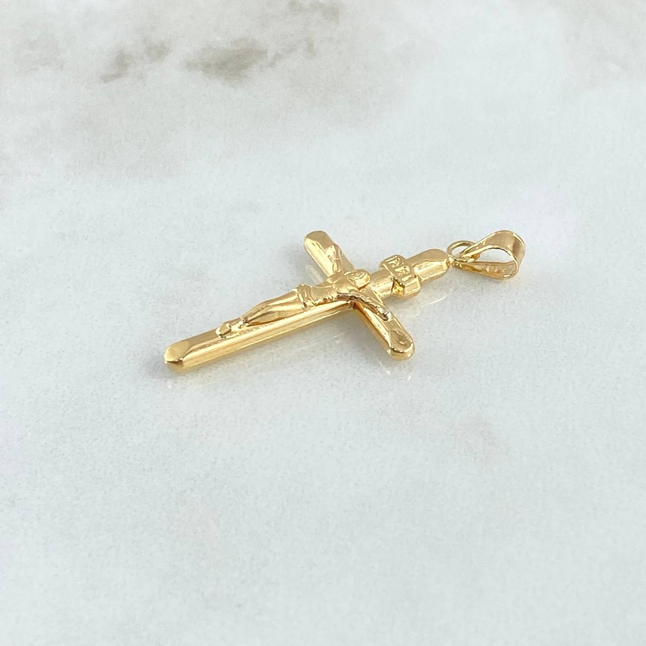 Dije Cruz Cristo Baston 1.4gr / 3.9cm / Puntas Planas Oro Amarillo 18K ©