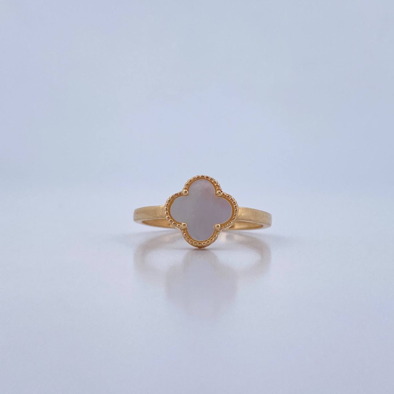 Anillo Trebol 1.9gr / T6 1/2 / Nacar Blanco Oro Amarillo 18K &