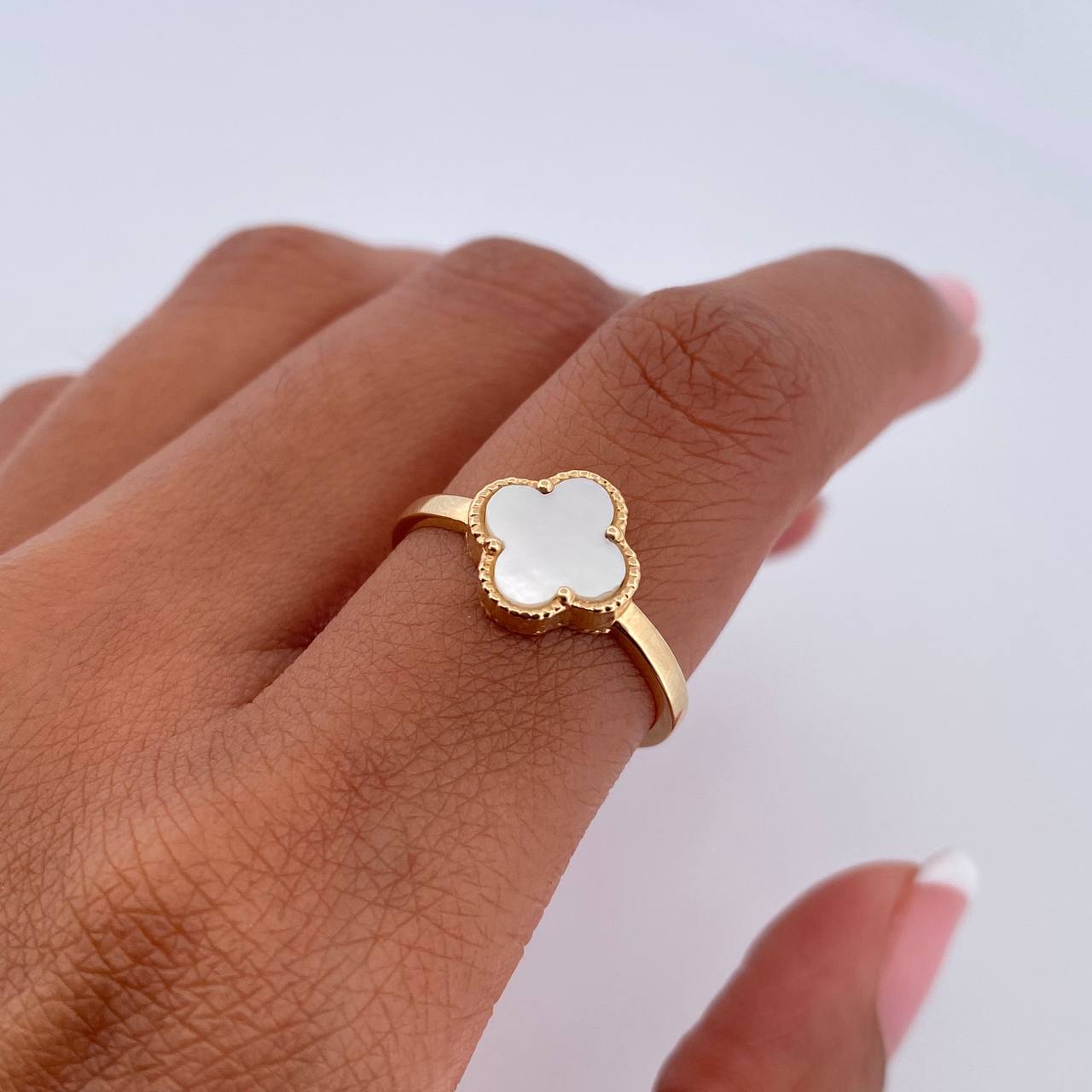 Anillo Trebol 1.9gr / T6 1/2 / Nacar Blanco Oro Amarillo 18K &