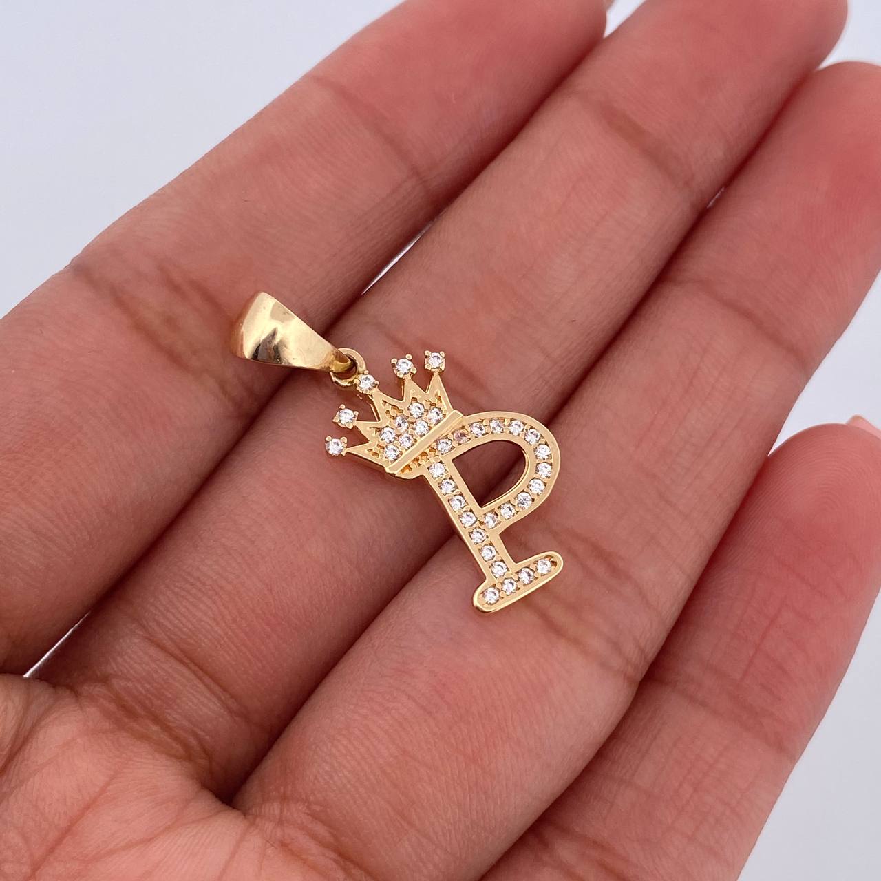 Dije Letra P Corona 1.6gr / 2.5cm / Circones Blancos Oro Amarillo 18K &