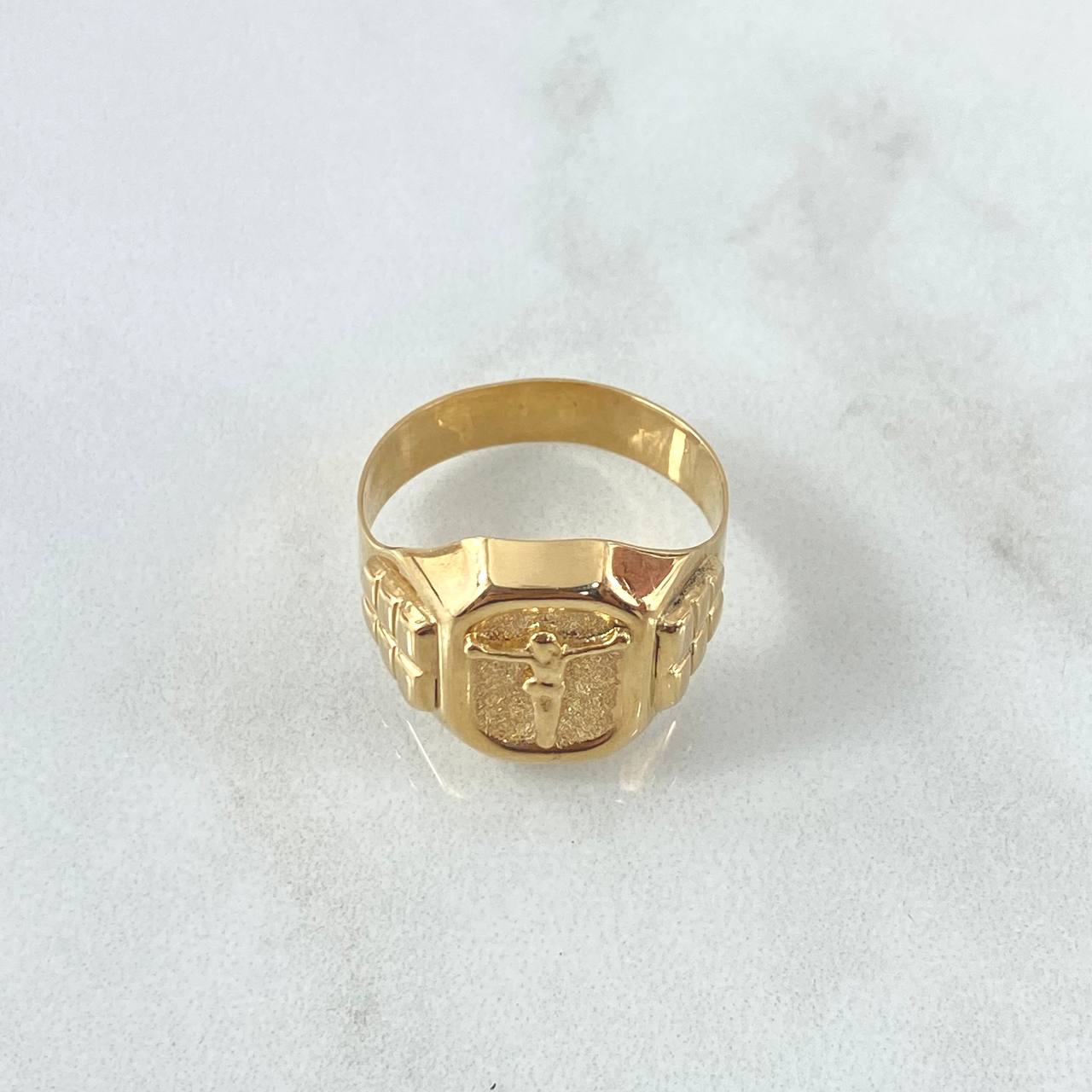 Anillo Sello Cristo 4.25gr / T7 3/4 / Texturizado Oro Amarillo 18K ©