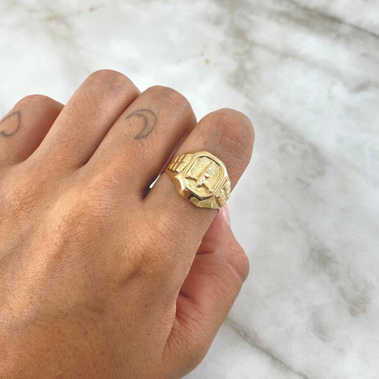 Anillo Sello Cristo 4.25gr / T7 3/4 / Texturizado Oro Amarillo 18K ©